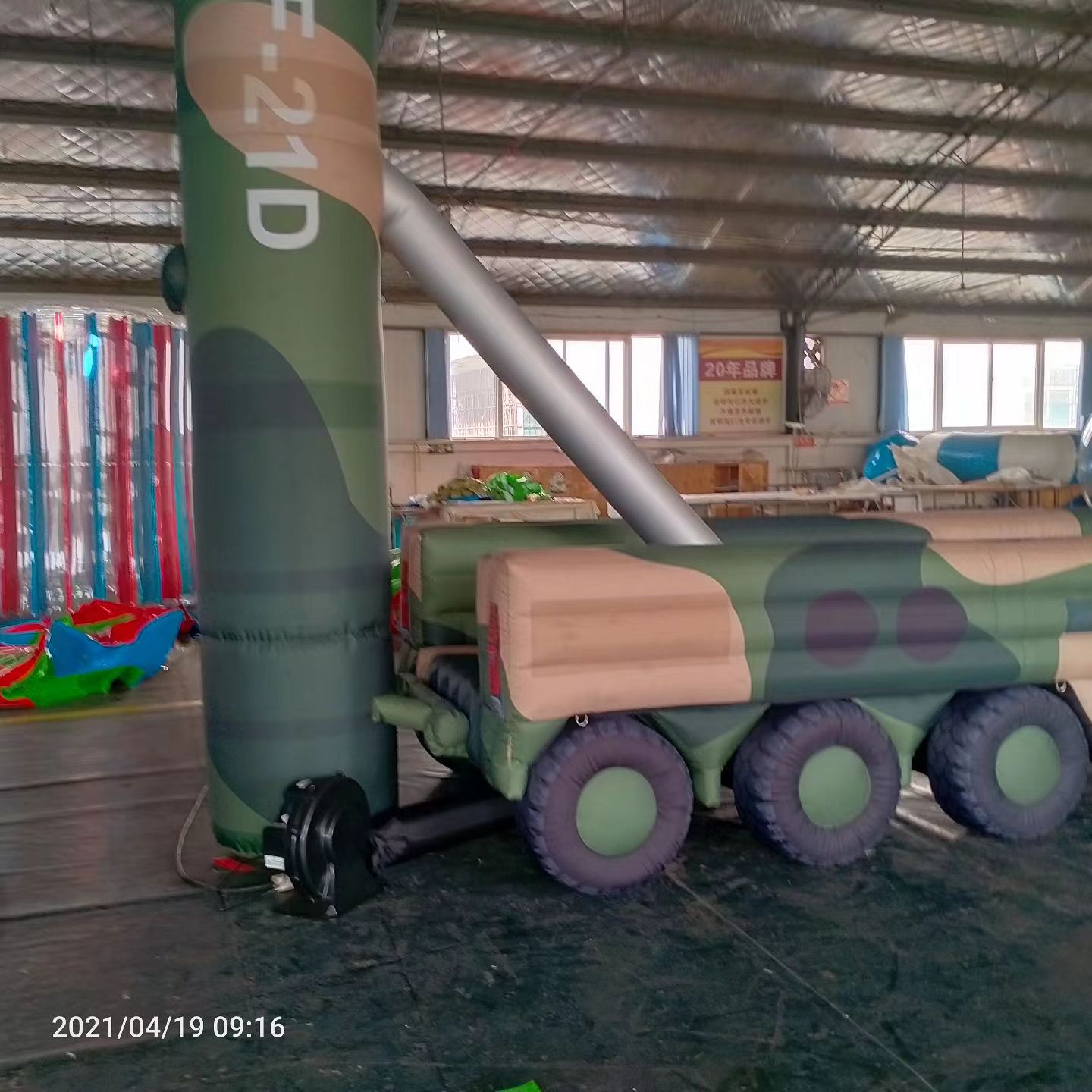 前锋军事演习中的充气目标车辆：模拟发射车雷达车坦克飞机